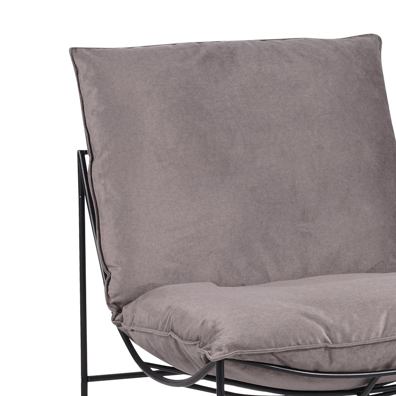 Модерна, естетска и уникатна лоунџ фотелја Armchair Ionaar со длабоко ергономско седиште од густо ткаена сива ткаенина и стабилни црни метални ногарки