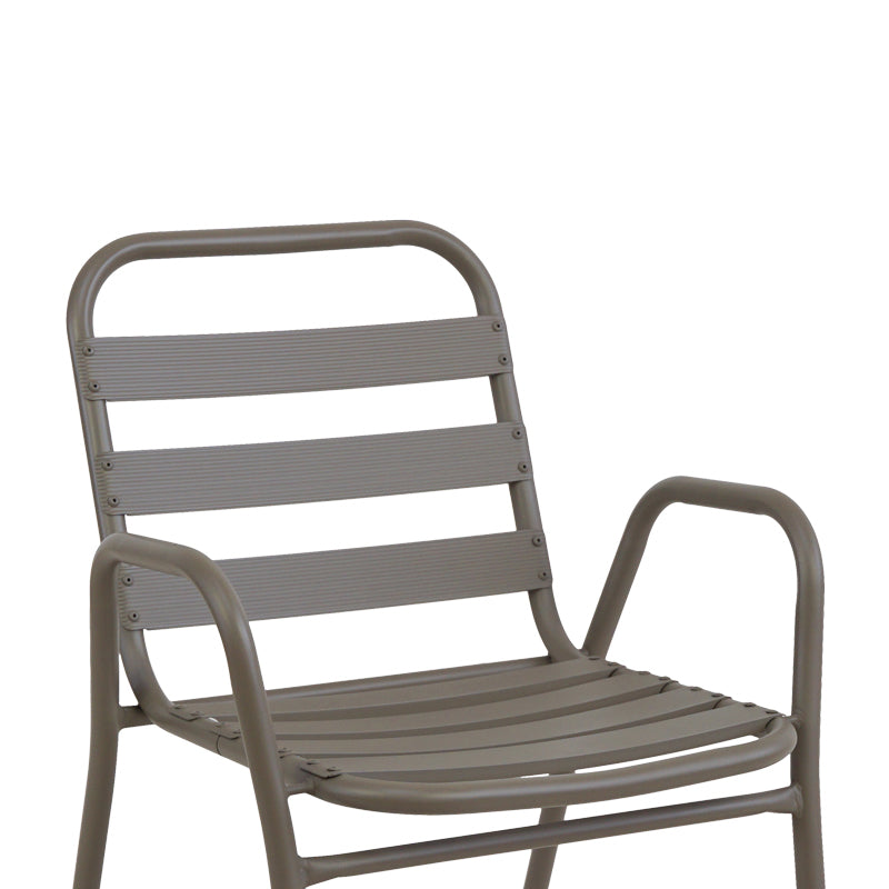 Модерна, естетска и уникатна лоунџ фотелја Armchair Kadeic со stackable функција, изработена од зајакнат метал во нијанса на префинет шампањ и седиште од алуминиумски летви
