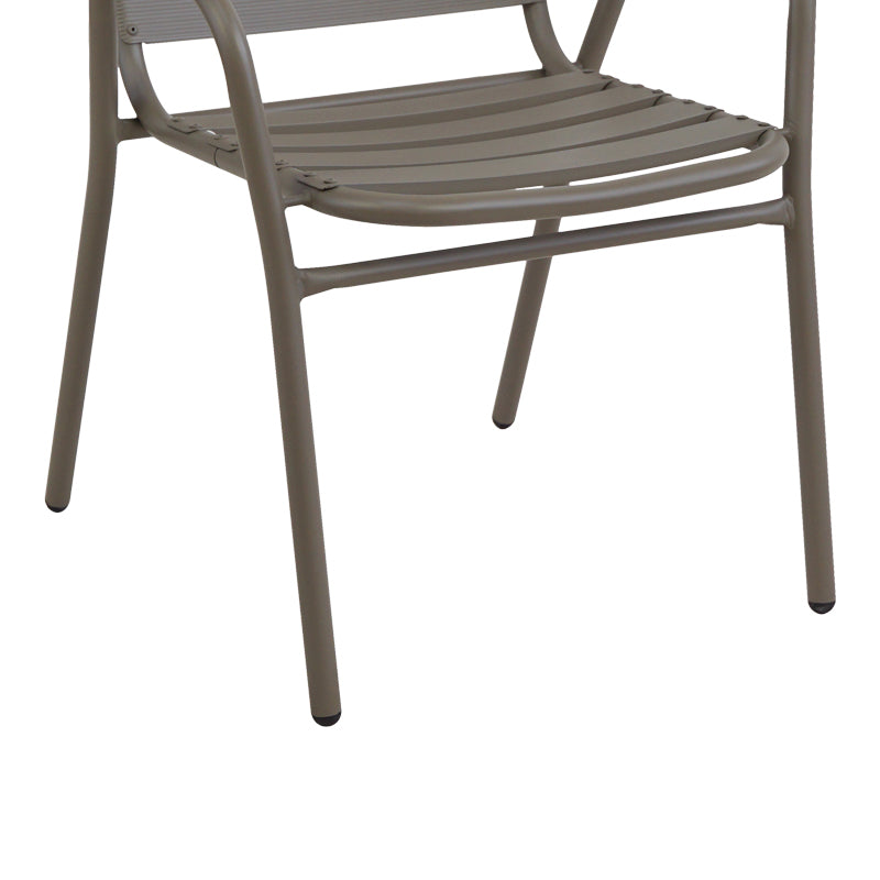Модерна, естетска и уникатна лоунџ фотелја Armchair Kadeic со stackable функција, изработена од зајакнат метал во нијанса на префинет шампањ и седиште од алуминиумски летви