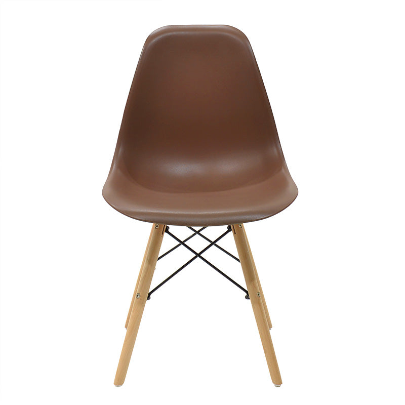 Модерно трпезариско столче Chair Halon со ергономско кафеаво седиште и стабилни ногарки од природно дрво во скандинавски стил