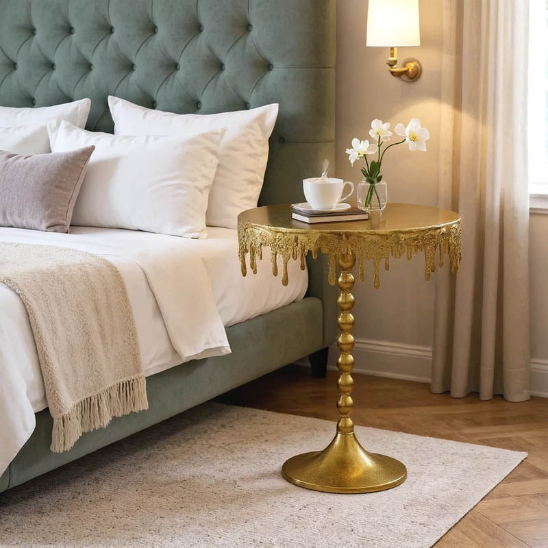 Модерна, естетска и уникатна тркалезна помошна масичка Side table Innsbruck со сјајна златна метална површина и уникатна текстура