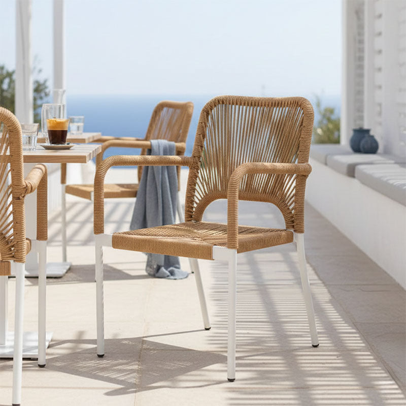 Премиум лоунџ фотелја Jaric со stackable функција, изработена со цврста бела алуминиумска рамка и густо ткаено седиште од вистински природен ратан