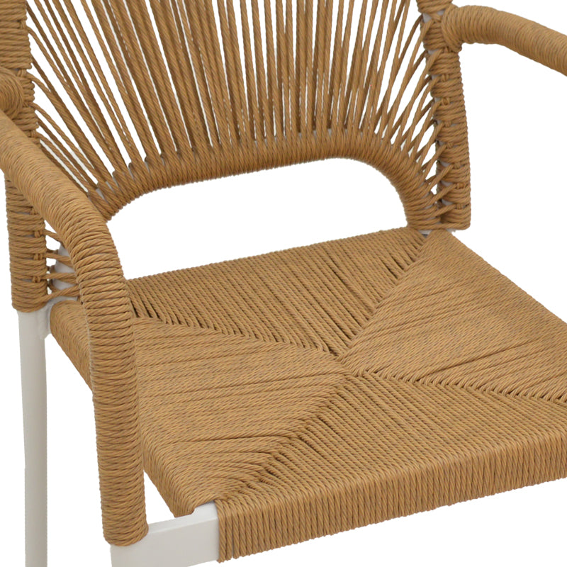 Премиум лоунџ фотелја Jaric со stackable функција, изработена со цврста бела алуминиумска рамка и густо ткаено седиште од вистински природен ратан