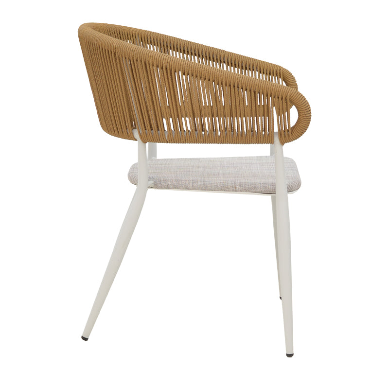 Модерна, естетска и уникатна лоунџ фотелја Aluminum armchair Jarrahic со цврста бела алуминиумска рамка и густо ткаено Textilene платно во топла нијанса на природен ратан