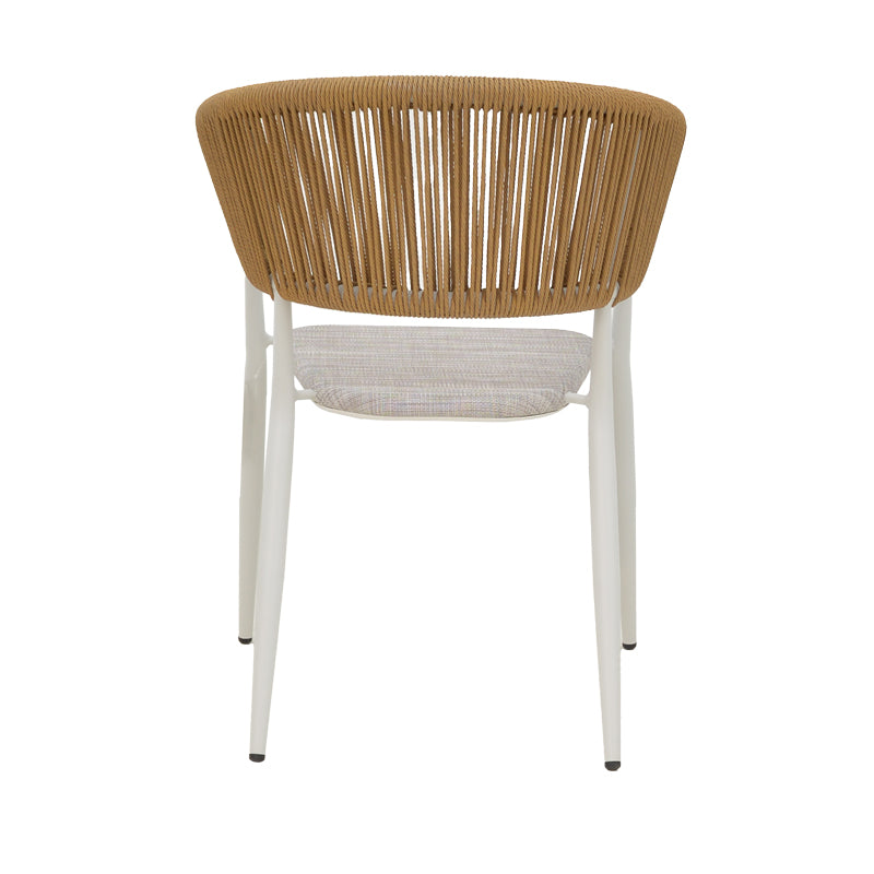 Модерна, естетска и уникатна лоунџ фотелја Aluminum armchair Jarrahic со цврста бела алуминиумска рамка и густо ткаено Textilene платно во топла нијанса на природен ратан