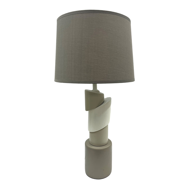 Модерна и уметничка столна ламба Firafold со скулптурална кафена керамичка база и заоблен ткаенин абажур со дијаметар од 28 cm