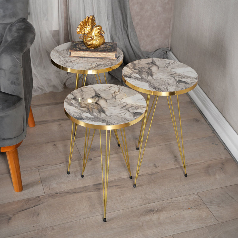 Модерен, естетски и уникатен сет од три клуб масички Side tables Kapokic со горна плоча во луксузен сиво-беж мермерен декор и сјајни златни метални ногарки