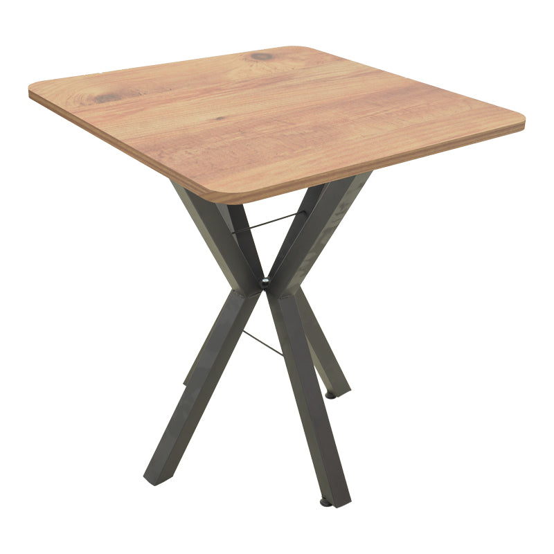 Модерна, естетска и уникатна коцкаста трпезариска маса Table Kasselic со горна плоча во топол дрвен декор на даб и стабилна црна метална база