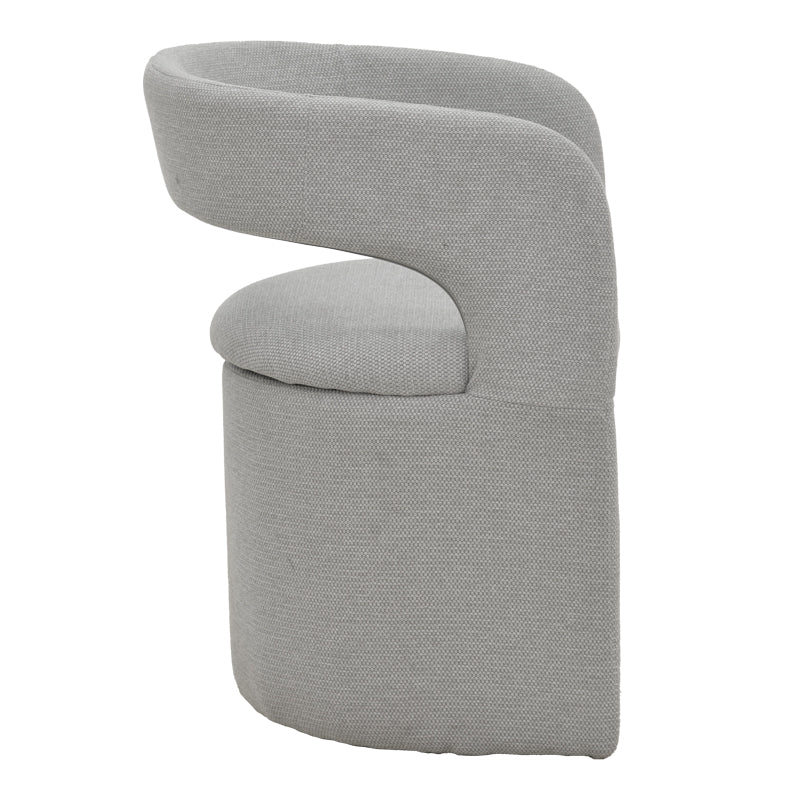 Модерна лоунџ трпезариска фотелја Armchair Umben со паметна ергономска форма, наслони за раце и мека мат ткаенина во сиво-беж нијанса врз стабилна темна база