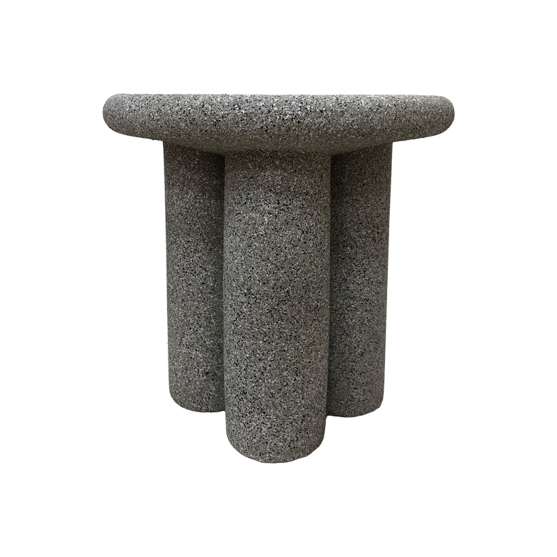 Модерна, естетска и уникатна цилиндрична помошна масичка Side Table Tally од зајакнат бетон во софистицирана сива нијанса со стабилна монолитна база и мазна мат текстура