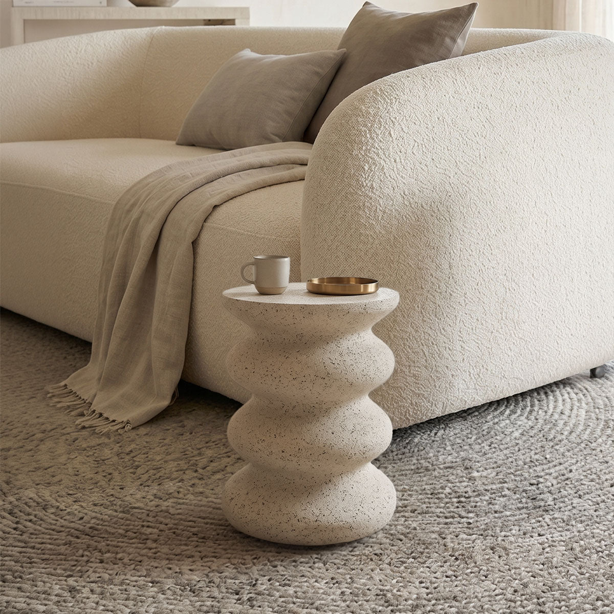 Модерна, естетска и уникатна цилиндрична помошна масичка Side Table Selaos од зајакнат бетон во нежна екру крем нијанса со мазна текстура и стабилна монолитна база
