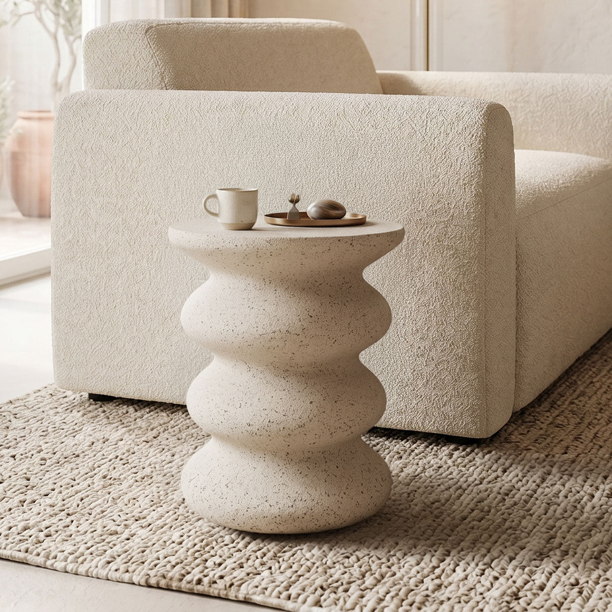 Модерна, естетска и уникатна цилиндрична помошна масичка Side Table Talia од зајакнат бетон во нежна екру крем нијанса со софистицирана монолитна база и мазна мат текстура