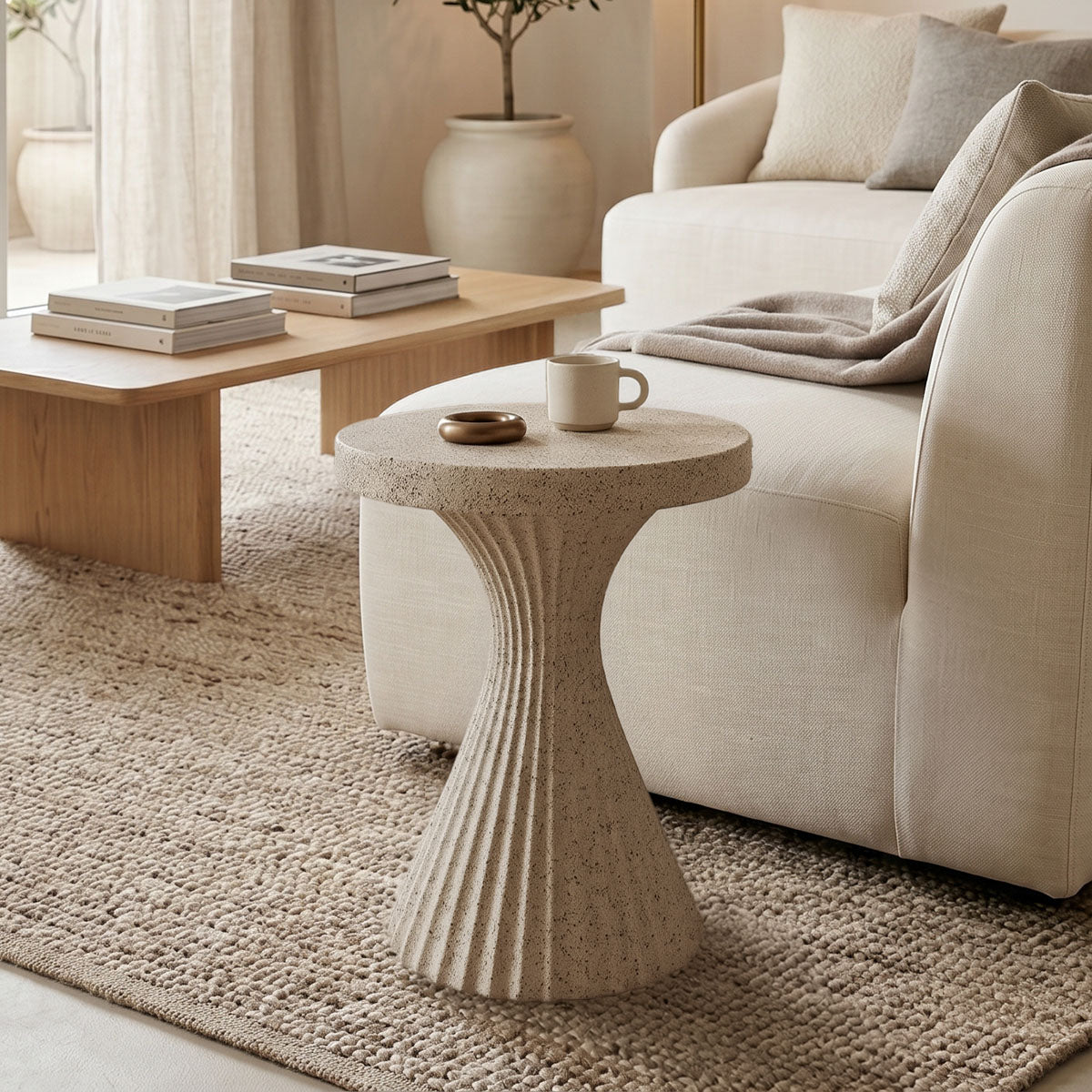 Модерна, естетска и уникатна цилиндрична помошна масичка Side Table Ultic од зајакнат бетон во нежна екру крем нијанса со софистицирана монолитна база и мазна мат текстура