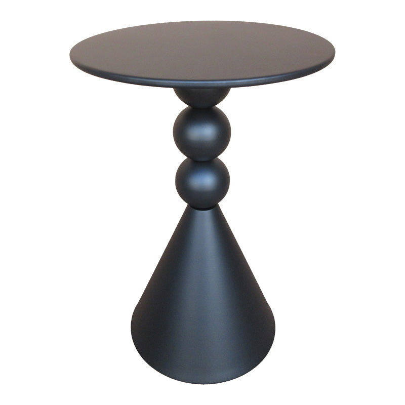 Модерна висока странична масичка Side Table Vedazo изработена од цврст структурен метал во мат црна боја, со паметна геометриска основа и тенок лоунџ профил