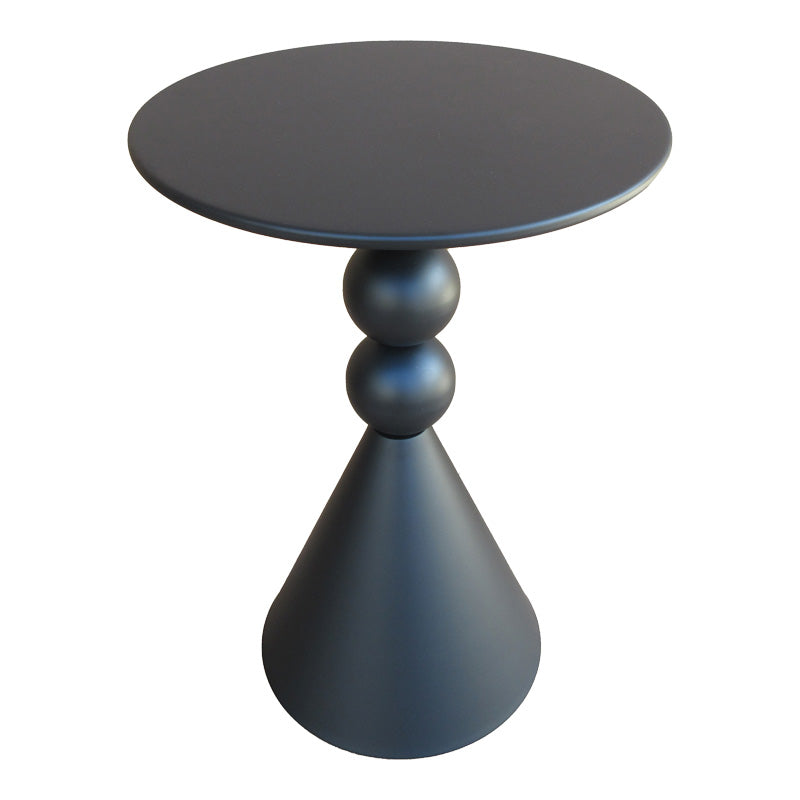 Модерна висока странична масичка Side Table Vedazo изработена од цврст структурен метал во мат црна боја, со паметна геометриска основа и тенок лоунџ профил