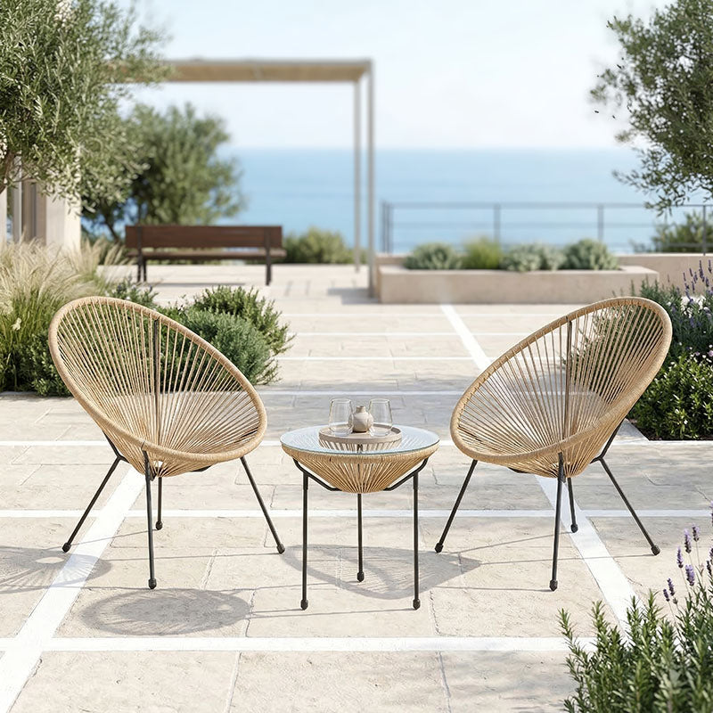 Модерен и луксузен 3-делен градинарски сет Outdoor Lounge Chair Set Umberar кој вклучува две удобни лоунџ фотелји од натур PE ратан и компактна тркалезна масичка врз стабилни црни метални ногарки
