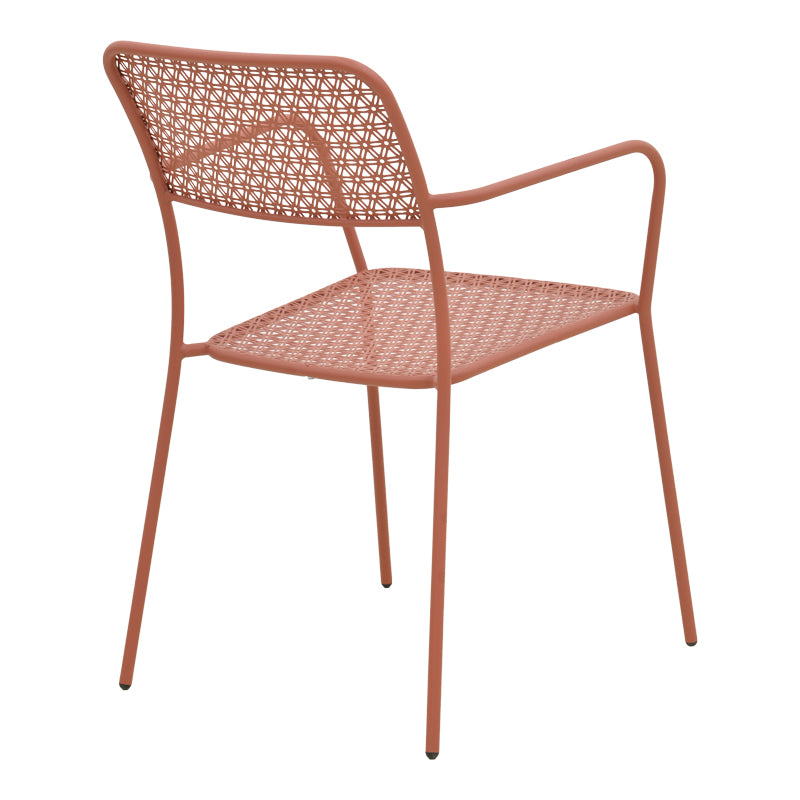 Елегантна метална фотелја Stackable Armchair Vale во топла теракота боја, со ергономски наслони за раце, чисти линии и функција за паметно редење една во друга