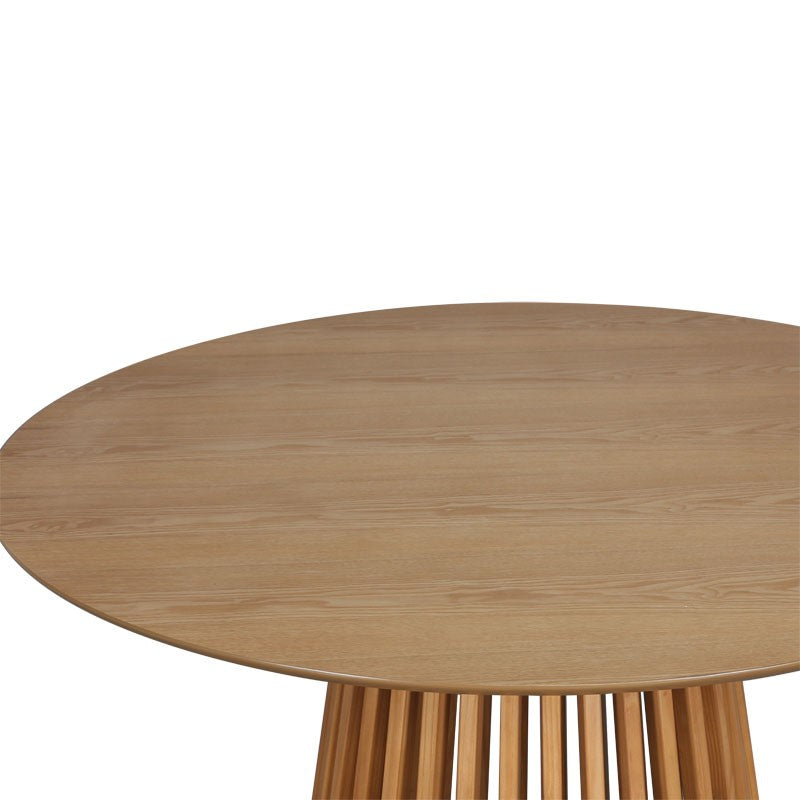 Модерна, естетска и уникатна тркалезна трпезариска маса Dining table Icon во природна боја на дрво со стабилни и стилски поставени ногарки