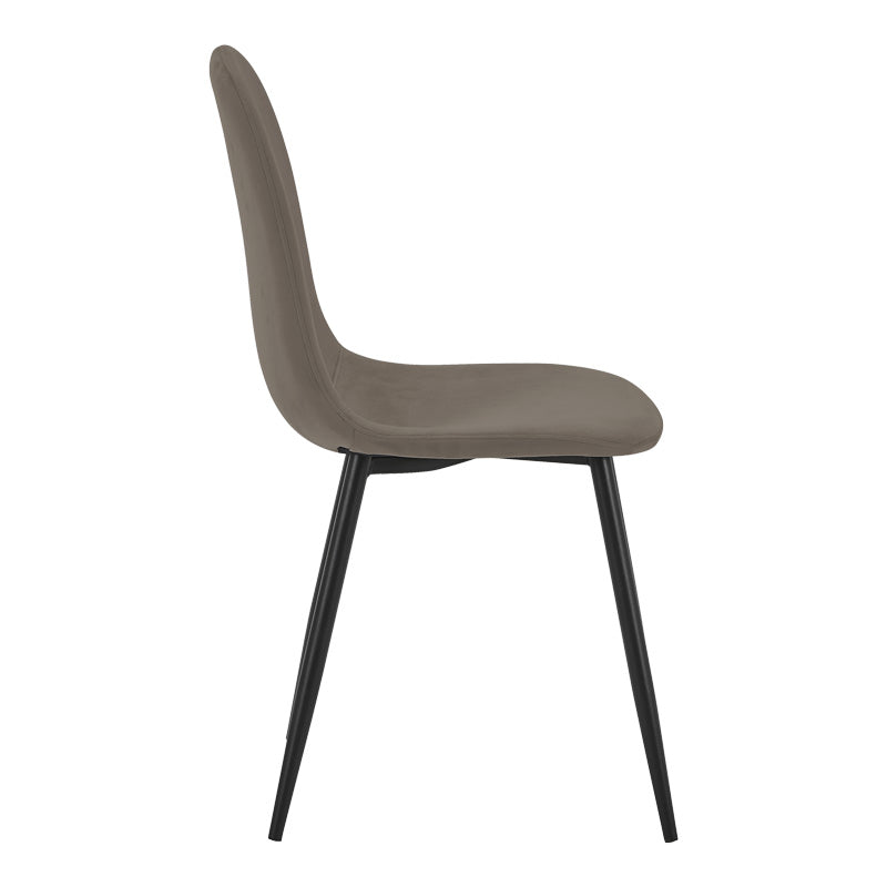Модерен трпезариски лоунџ стол Dining Chair Wood обложен со софистицирано меко беж кадифе, поддржан со цврсти метални ногарки во мат црна боја