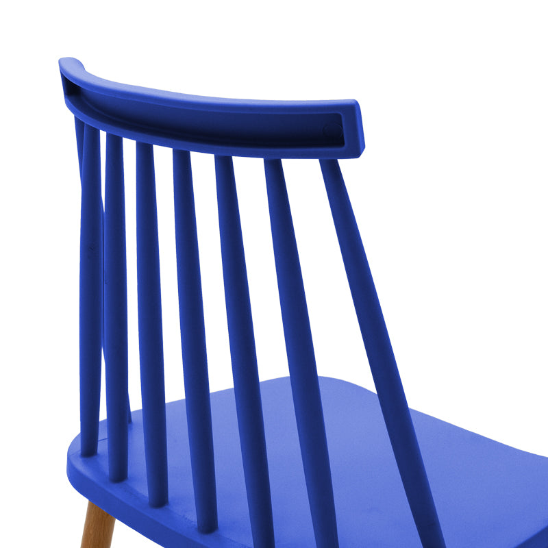 Модерна скандинавска трпезариска столица Chair Umberer со ергономско сино седиште од зајакнат полимер врз високостабилни метални ногарки во природна натур нијанса