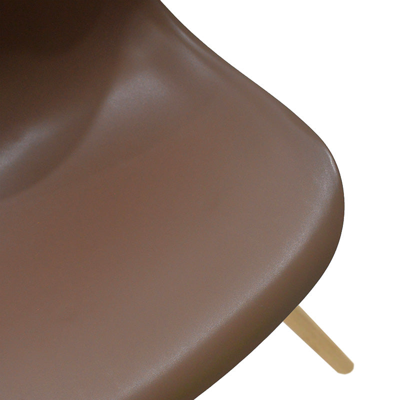 Модерно трпезариско столче Chair Halon со ергономско кафеаво седиште и стабилни ногарки од природно дрво во скандинавски стил