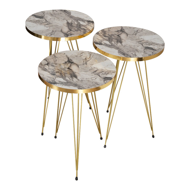 Модерен, естетски и уникатен сет од три клуб масички Side tables Kapokic со горна плоча во луксузен сиво-беж мермерен декор и сјајни златни метални ногарки