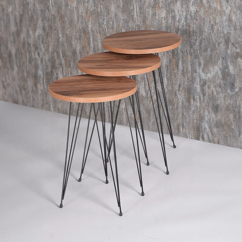 Модерен, естетски и уникатен сет од три клуб масички Side tables Kapok со горна плоча во природен дрвен декор и геометриски црни метални ногарки