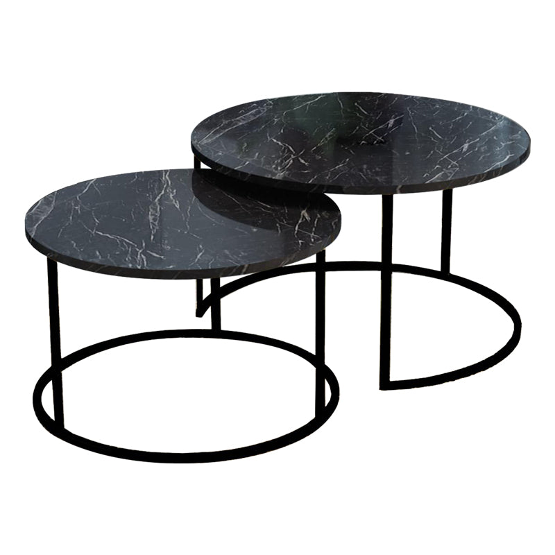 Модерен, естетски и уникатен сет од две клуб масички Coffee tables Kemic со горна плоча во црн мермерен декор и геометриски црни метални ногарки