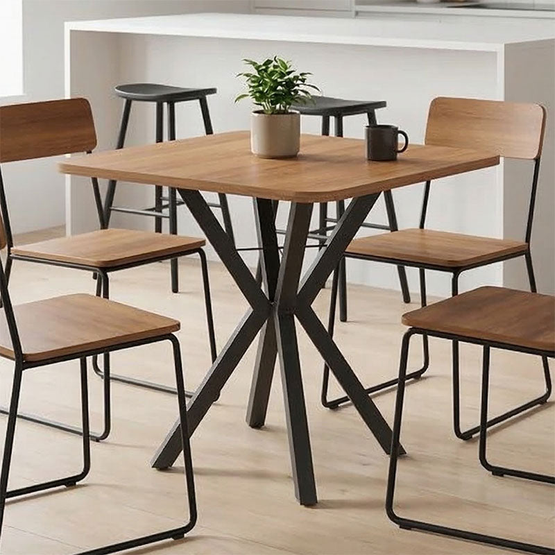Модерна, естетска и уникатна коцкаста трпезариска маса Table Kasselic со горна плоча во топол дрвен декор на даб и стабилна црна метална база
