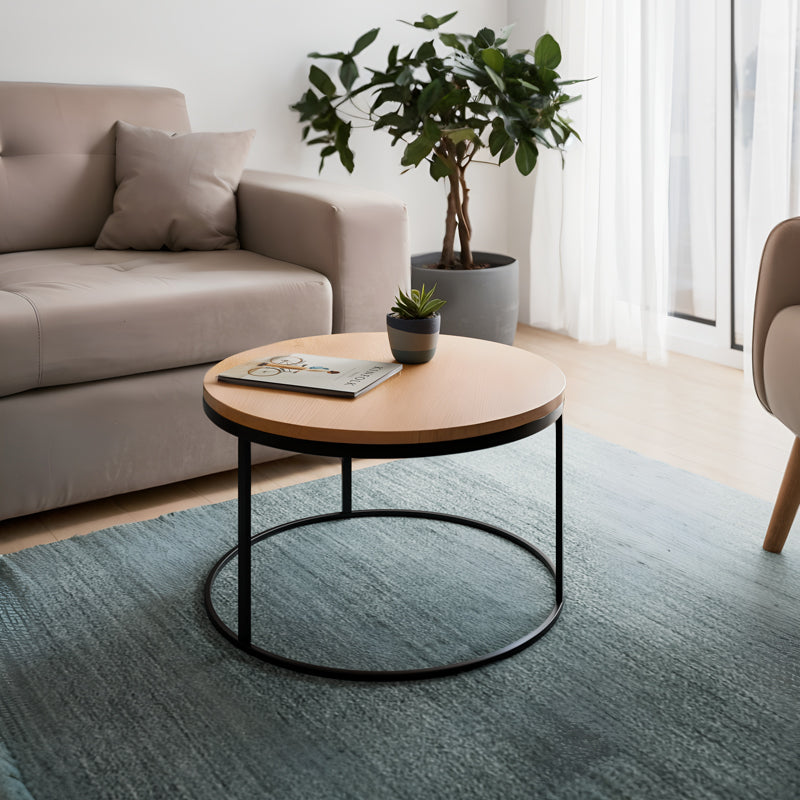 Модерна, естетска и уникатна тркалезна клуб маса Coffee table Laret со горна плоча во топол дрвен декор на даб и стабилна црна метална база