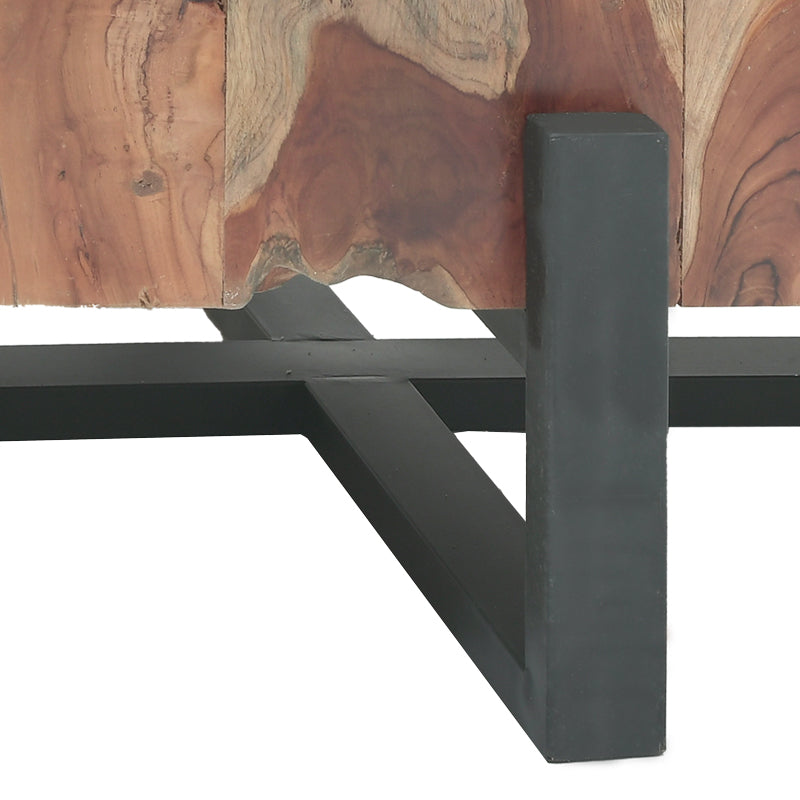 Модерна рустична клуб маса за кафе Coffee Table Wallis изработена од вистинско масивно тиково дрво во природна натур боја, со карактеристична префинета и раскошна текстура на годовите