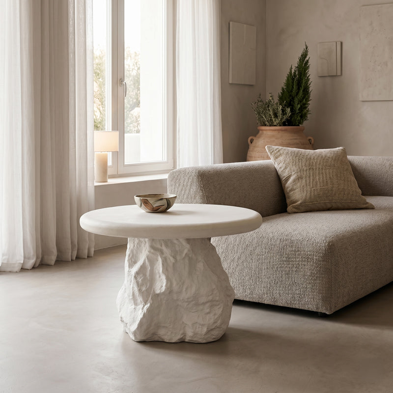 Модерна, естетска и уникатна тркалезна помошна маса Side Table Ridge во чиста бела боја со мазна горна површина и стабилна паметна архитектура