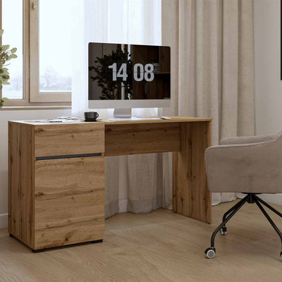 Moderna bela klub masa Bari so detali vo boja na hrast